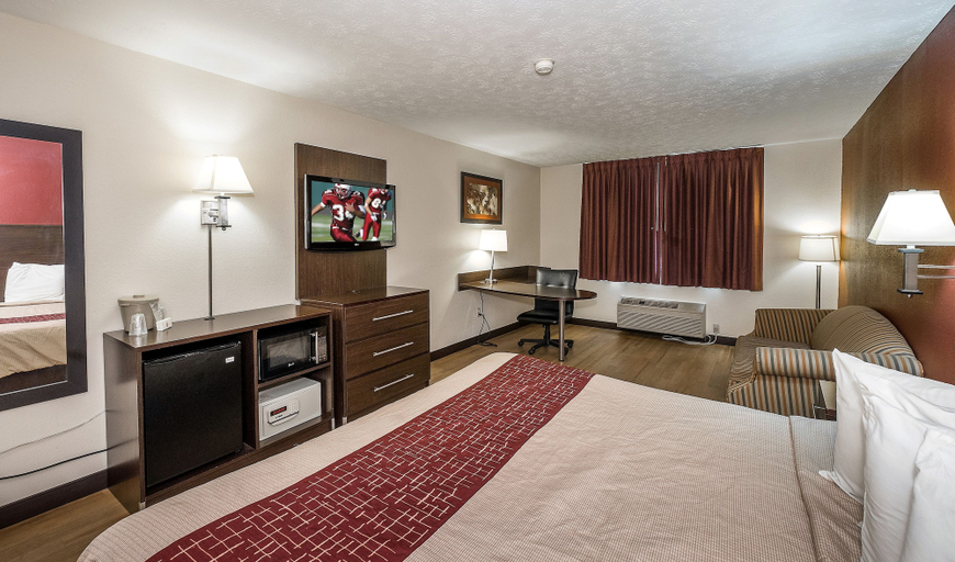 Bedroom 3, Red Roof Inn & Suites Hermitage, Mercer
