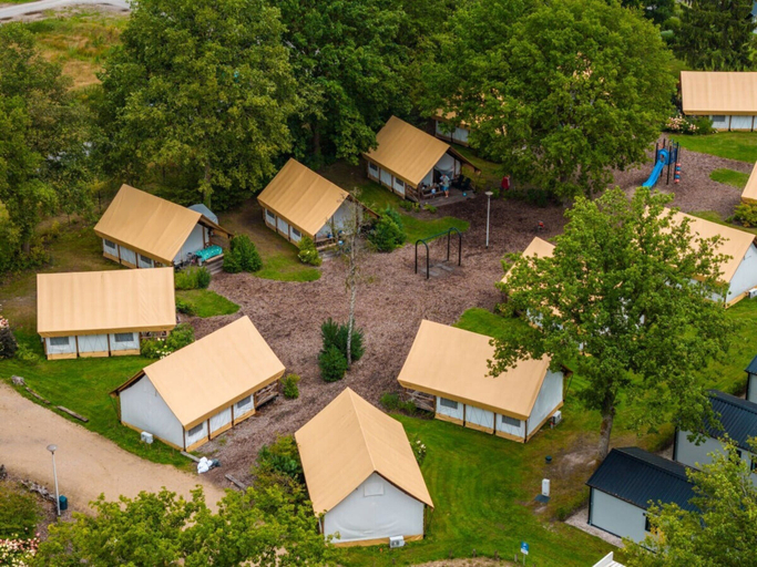 Others 5, Glamping Tent Luxe 4, Loon op Zand