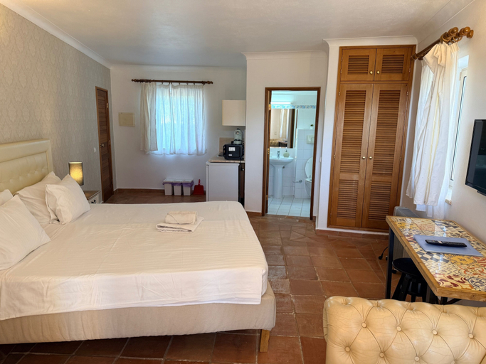 Others 4, Studio With Pool and Meia Praia Beach Access, Lagos