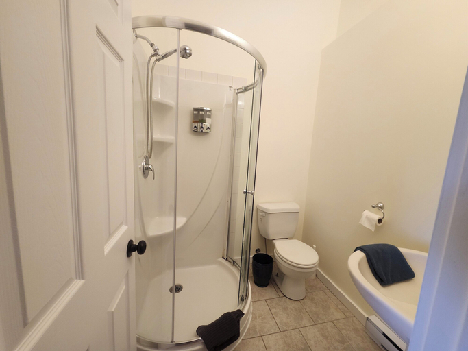 Bathroom 3, Auberge Schweizer, Brome-Missisquoi