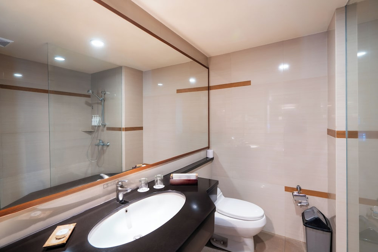 Bathroom 5, Swiss-Belhotel Rainforest, Kuta, Badung