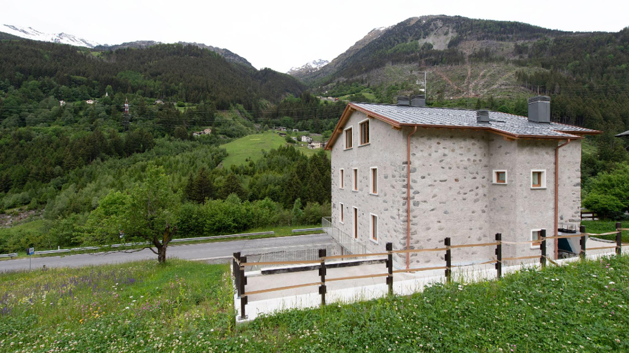 Exterior & Views