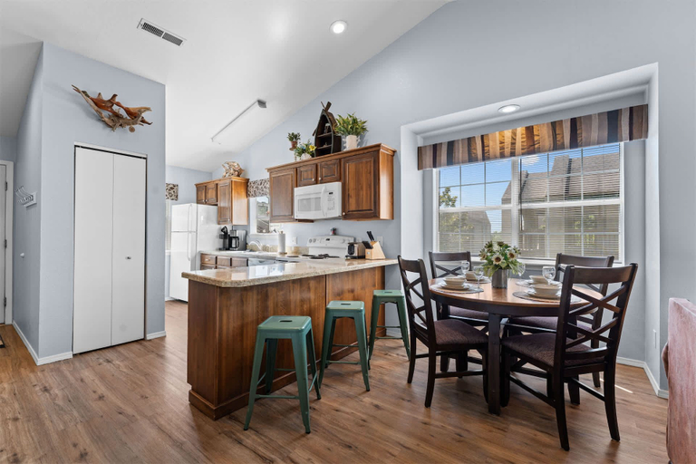 Others 4, Cozy at the Cove - Pool Access, Stone