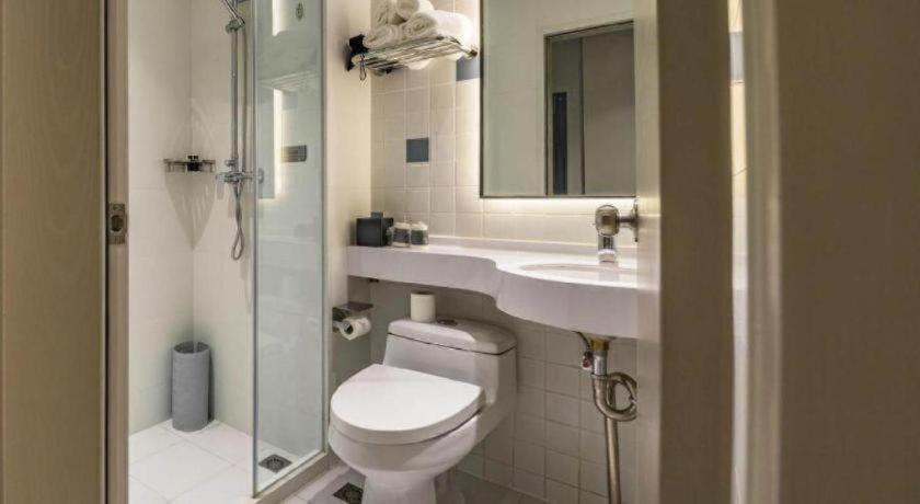 Bathroom 4, Magnotel Shanghai Henglong Plaza, Shanghai