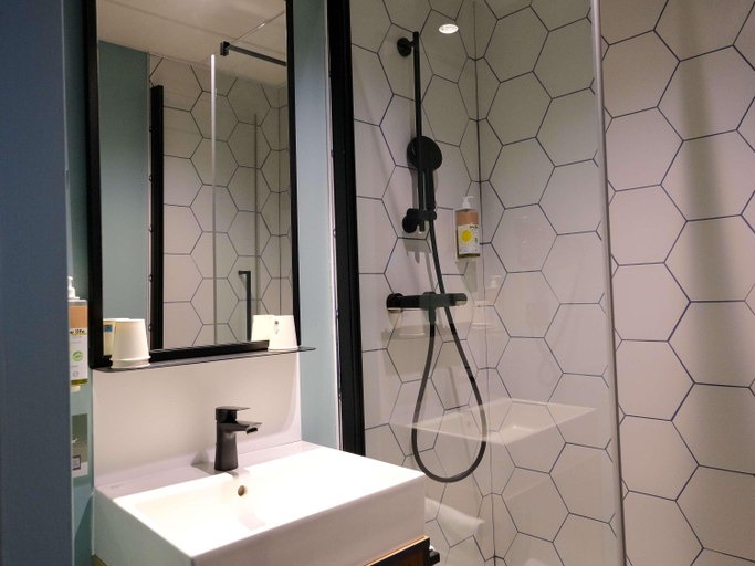 Bathroom 3, greet hotel Orthez Bearn, Pyrénées-Atlantiques