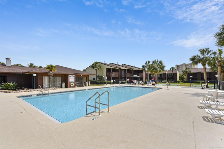 Others 5, Beachwalk 17B, Bay