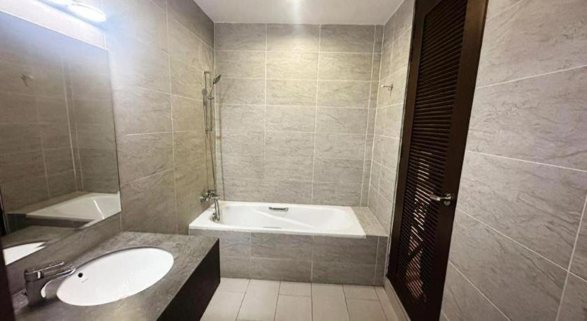 Bathroom 3, Hotel Grand Baron, Larut and Matang