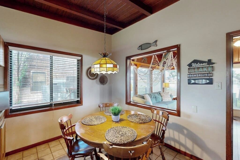 Others 5, Classic Lakefront Cottage With Private Dock, Lovely Lake View, Backyard & Wifi, Burnet