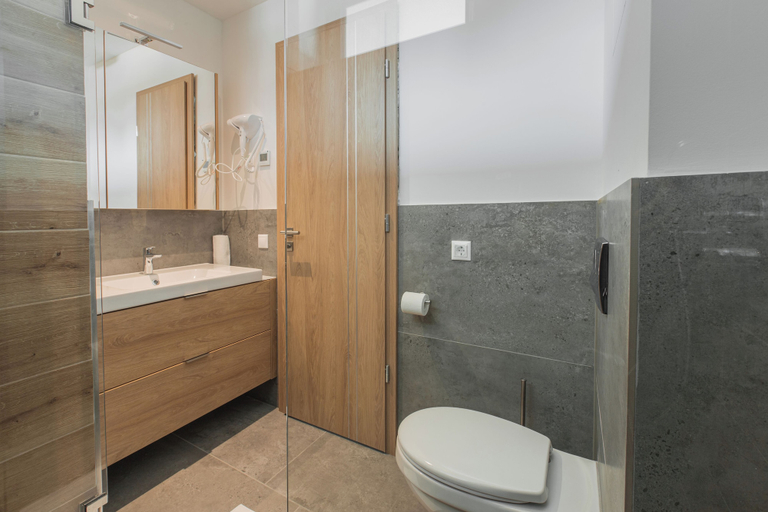 Bathroom, H55 Apartmanházak, Fonyód