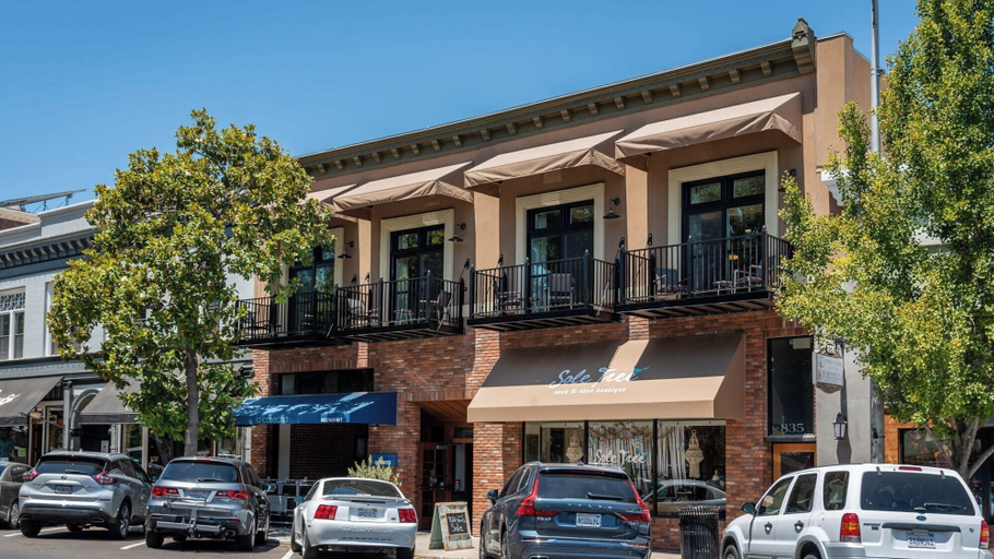 Others 3, Paso Park Suites by Avantstay Balcony Over the Square + Walkable Paso Robles, San Luis Obispo