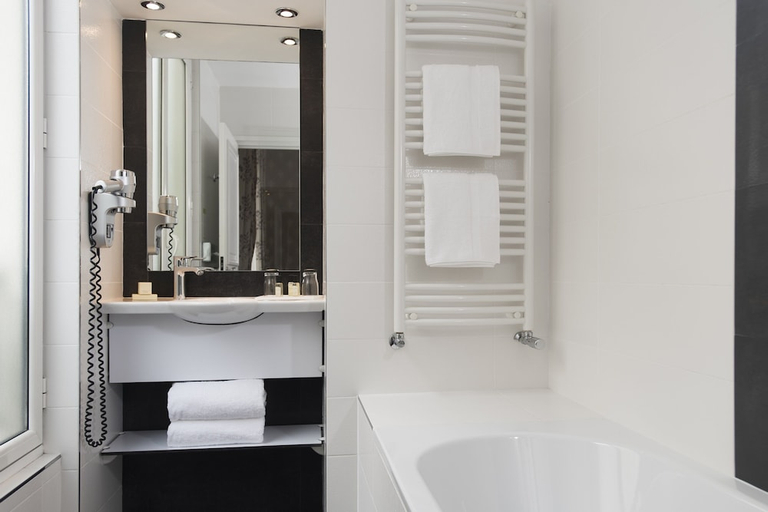 Bathroom 5, Hotel Saint Petersbourg Opéra & Spa, Paris