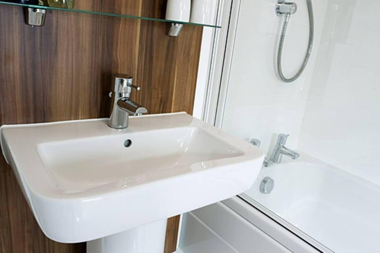 Bathroom 3, Apartment-sleeps4-balcony-parking-petsok, Kingston upon Hull