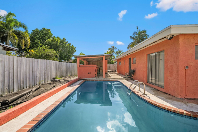 Others 2, Miami Gardens Pool Retreat, Miami-Dade