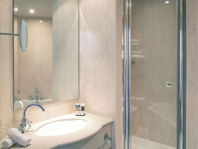 Bathroom 5, Holland House Hotel Cardiff By Sunday, Cardiff