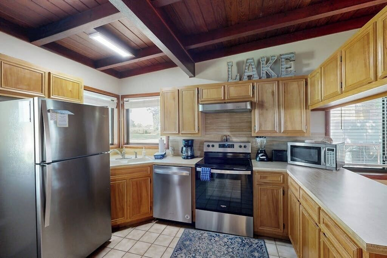 Others 3, Classic Lakefront Cottage With Private Dock, Lovely Lake View, Backyard & Wifi, Burnet