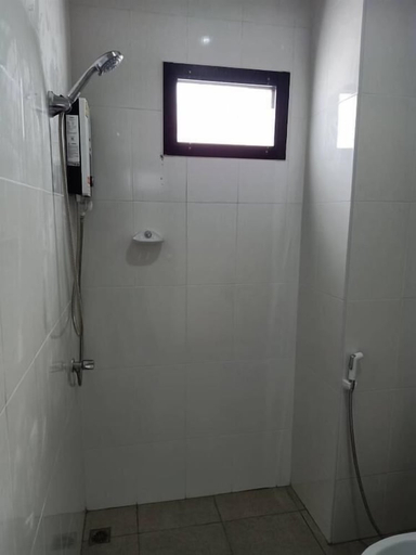 Bathroom 5, V2 hotel, Nang Rong