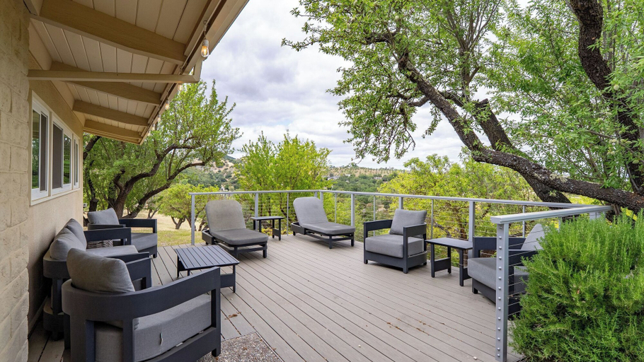 Others 4, Above It All by Avantstay Pool + Hot Tub + Fire Pit Hilltop Near Paso, San Luis Obispo