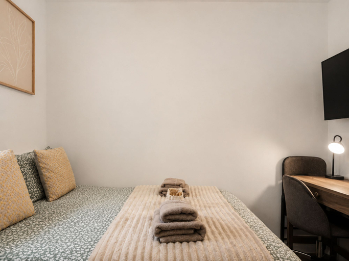 Others 4, Bright 4br-4ba Homestay in Kingston Free Parking, London