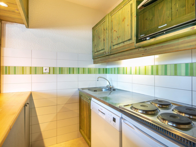Others 3, Spacious Mountain Stay for 7 in Doucy, Savoie