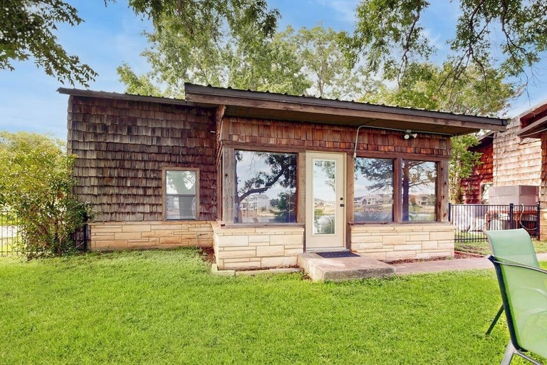 Others 4, Classic Lakefront Cottage With Private Dock, Lovely Lake View, Backyard & Wifi, Burnet
