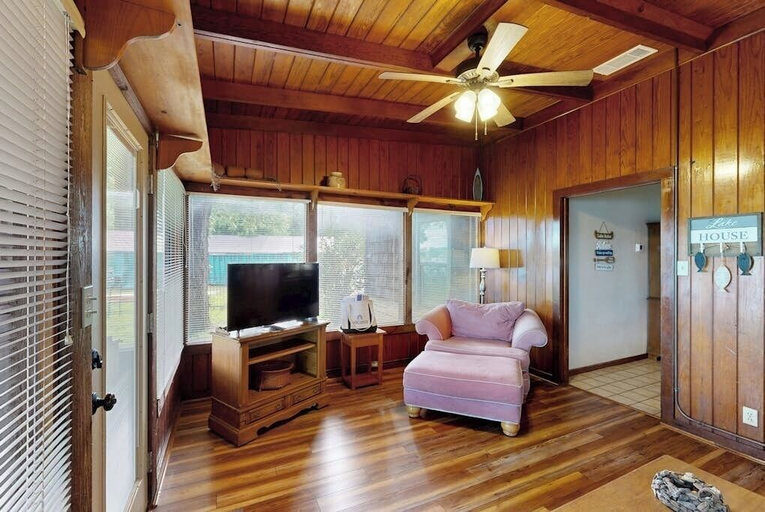 Others 2, Classic Lakefront Cottage With Private Dock, Lovely Lake View, Backyard & Wifi, Burnet