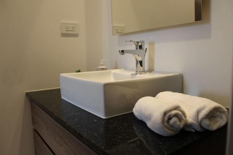 Bathroom 5, One Apartment, Quito