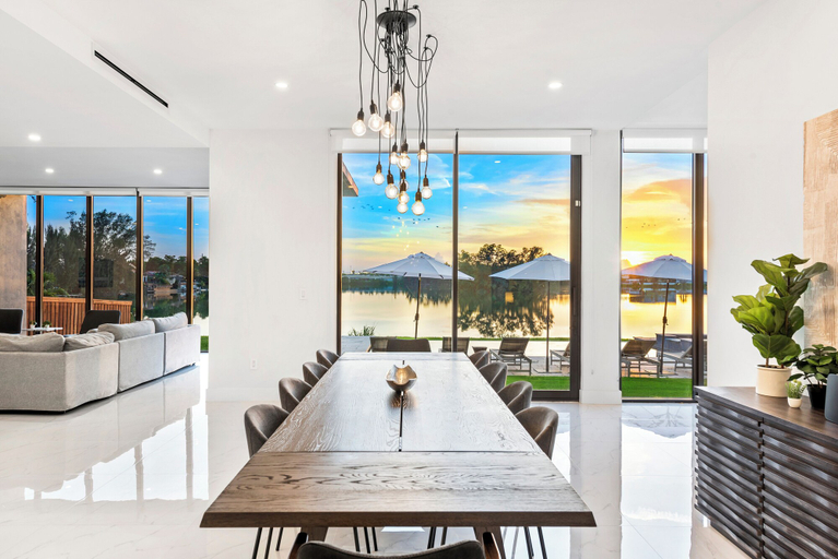 Others 5, Villa Lago, Miami-Dade