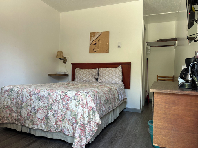 Bedroom 4, Dolphin Motel Tofino, Alberni-Clayoquot