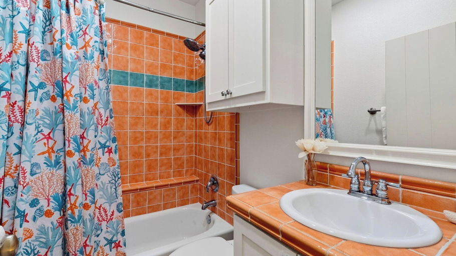 Others 3, Chasing Sunshine by Avantstay Shared Pool + Gazebo + Covered Patio Walk to the Beach, Nueces