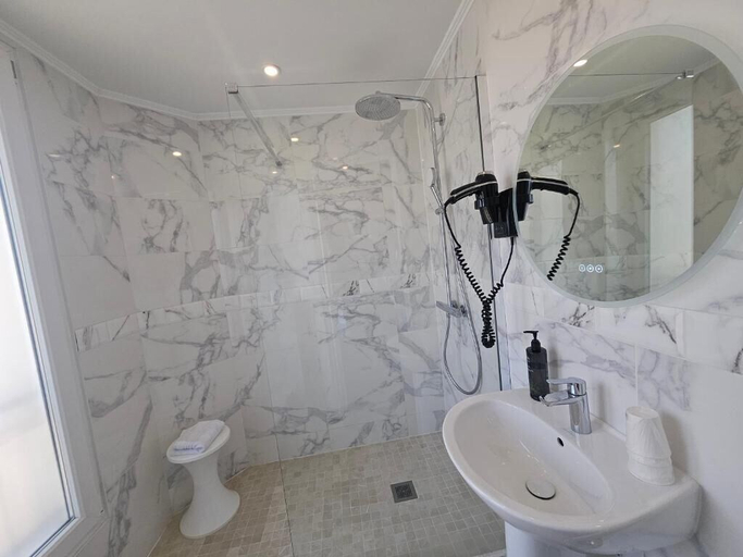 Bathroom 5, HOTEL LA LOUISIANE, Paris