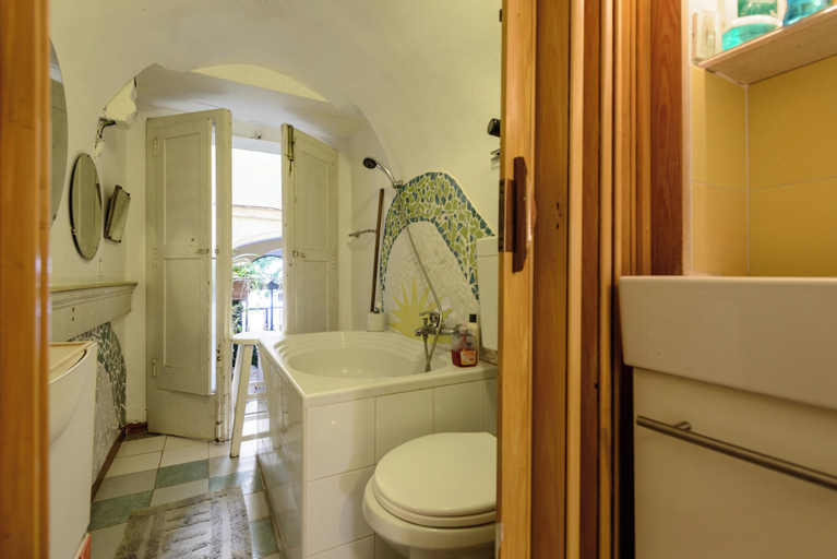 Bathroom, Giardino Segreto - Via Foria 216, Napoli