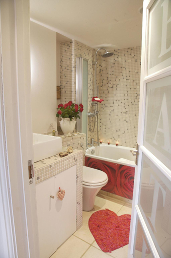 Bathroom 4, Fosse Farmhouse B&B and Holiday Cottages, Wiltshire