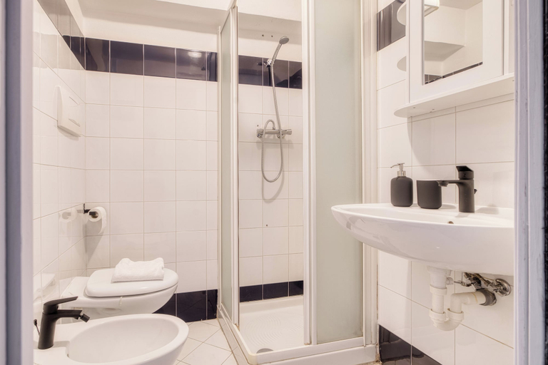 Others 2, Bright Apt 1BR in the Heart of Isola, Milano