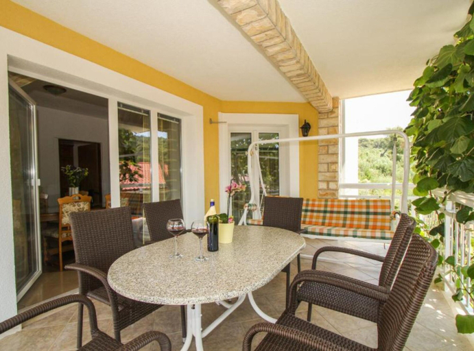 Others 3, Villa Kapetan, Trogir