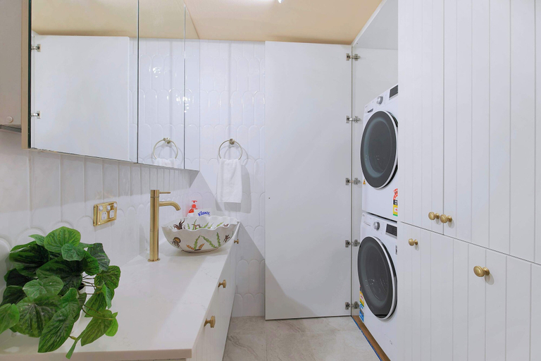 Others 2, The Fishbowl! 1bed/1bath/1car/pool, Bulimba
