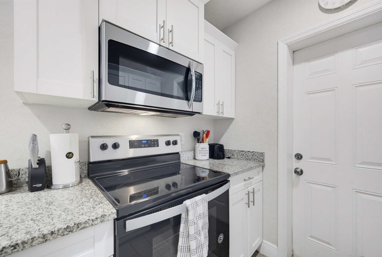 Others 3, Fenced Backyard 2BR Pet Friendly and Sleeps 6, Pinellas