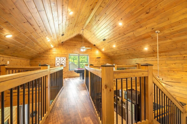 Others 4, Smoky Blues Cabin, Sevier