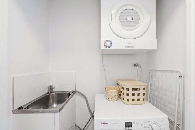 Others 5, Front Row Convenience - Inner City- 3bed,2bath,2car, Brisbane