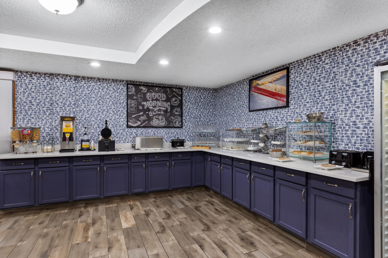 Food & Drinks 5, AmericInn by Wyndham Monmouth, Warren