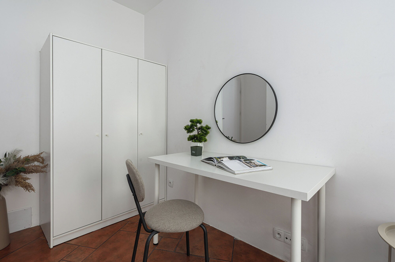 Others 5, Lumina 3BR Apartment with Balcony, Warsaw