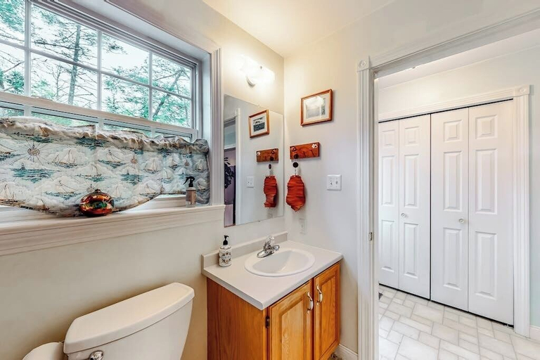Others 3, Idyllic Waterfront Home With Furnished Deck, Grill, Sweeping Views & Private W/D, Lincoln