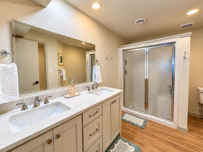 Others 4, The Sunny Perch - Lakefront Home, Camden