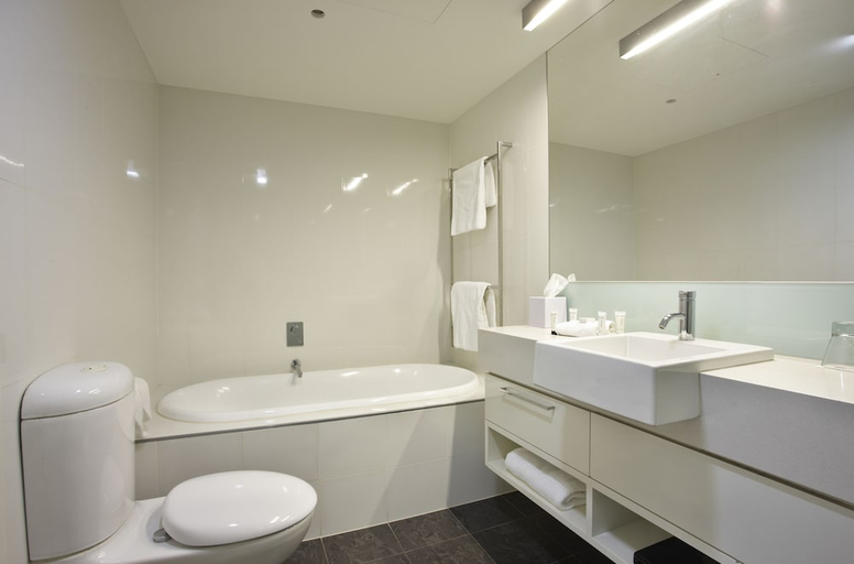 Bathroom 4, East Perth Suites Hotel, Perth