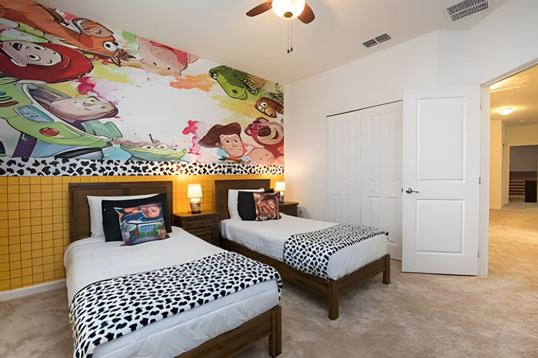 Others 3, 9BR Disney Home w/ Pool, Spa & Theater Room, Osceola