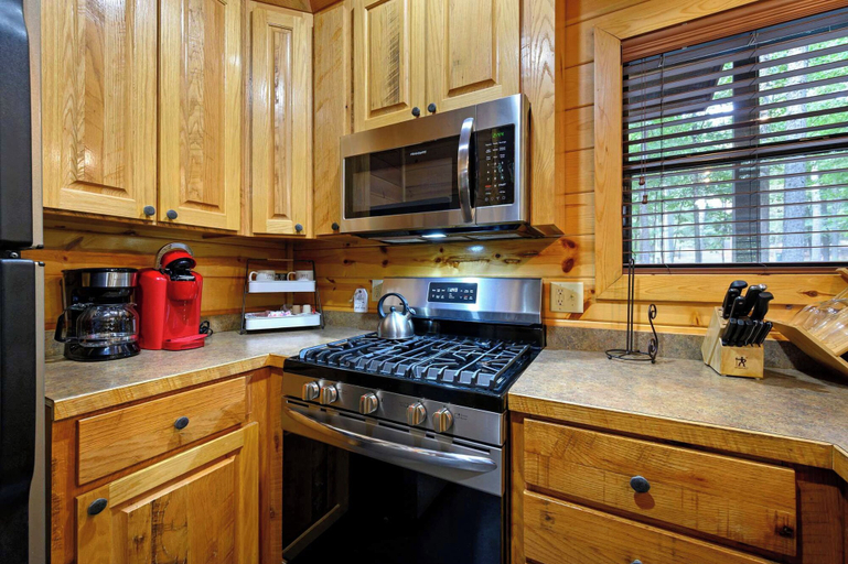 Others 3, Honey Bear - 1BR Cabin & Hot Tub, McCurtain