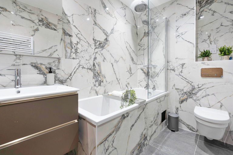 Bathroom 2, Stylish city-centre apartment, Edinburgh