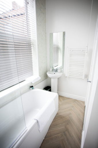 Bathroom 2, 17 Larchfield House, Darlington