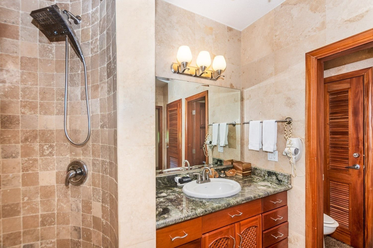 Bathroom, Lawson Rock - Angelfish 100, Roatán