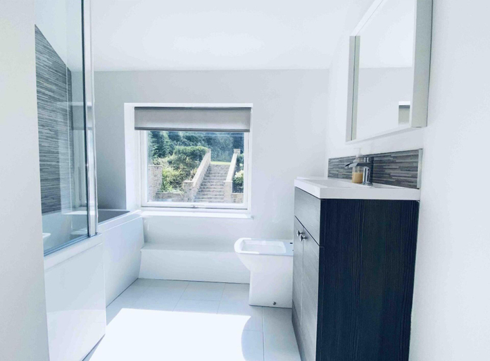 Bathroom, Exclusive 4-bed House 10 Minutes From Newcastle, Gateshead