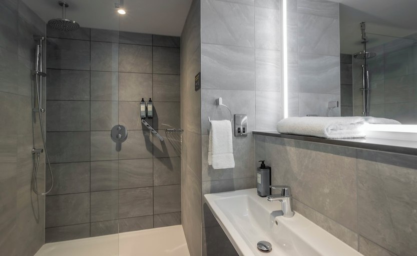 Bathroom, Maldron Hotel Manchester Central – Cathedral Quarter, Manchester
